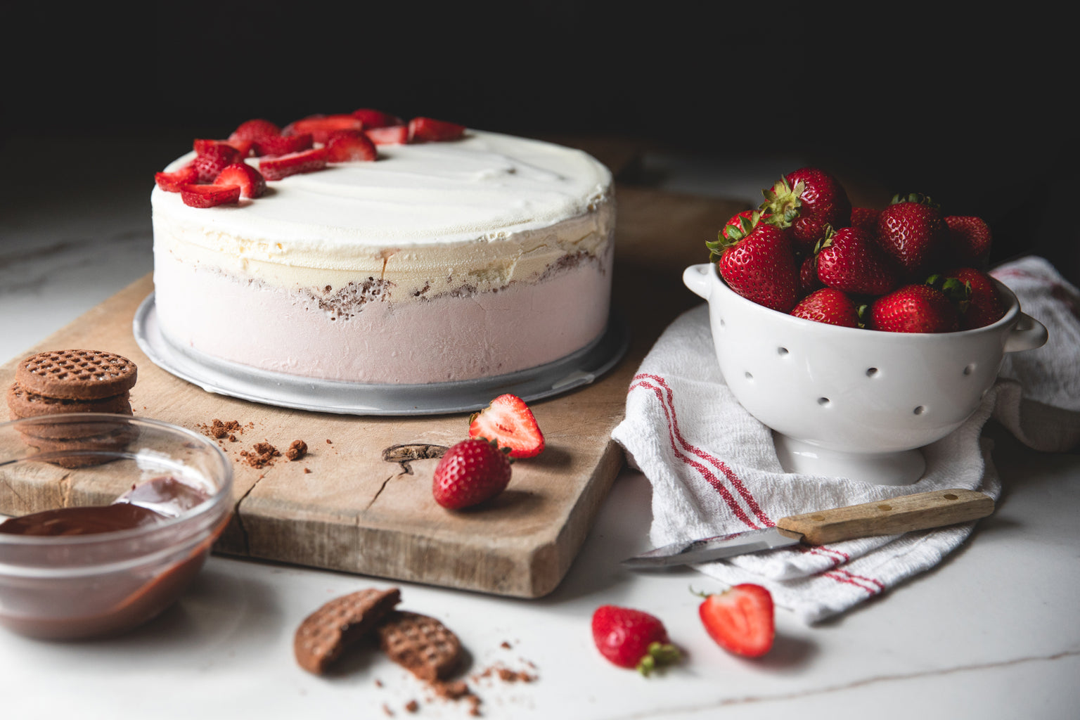 strawberry ice cream cake with jovial Einkorn Crispy Cocoa Cookiesice cream cake